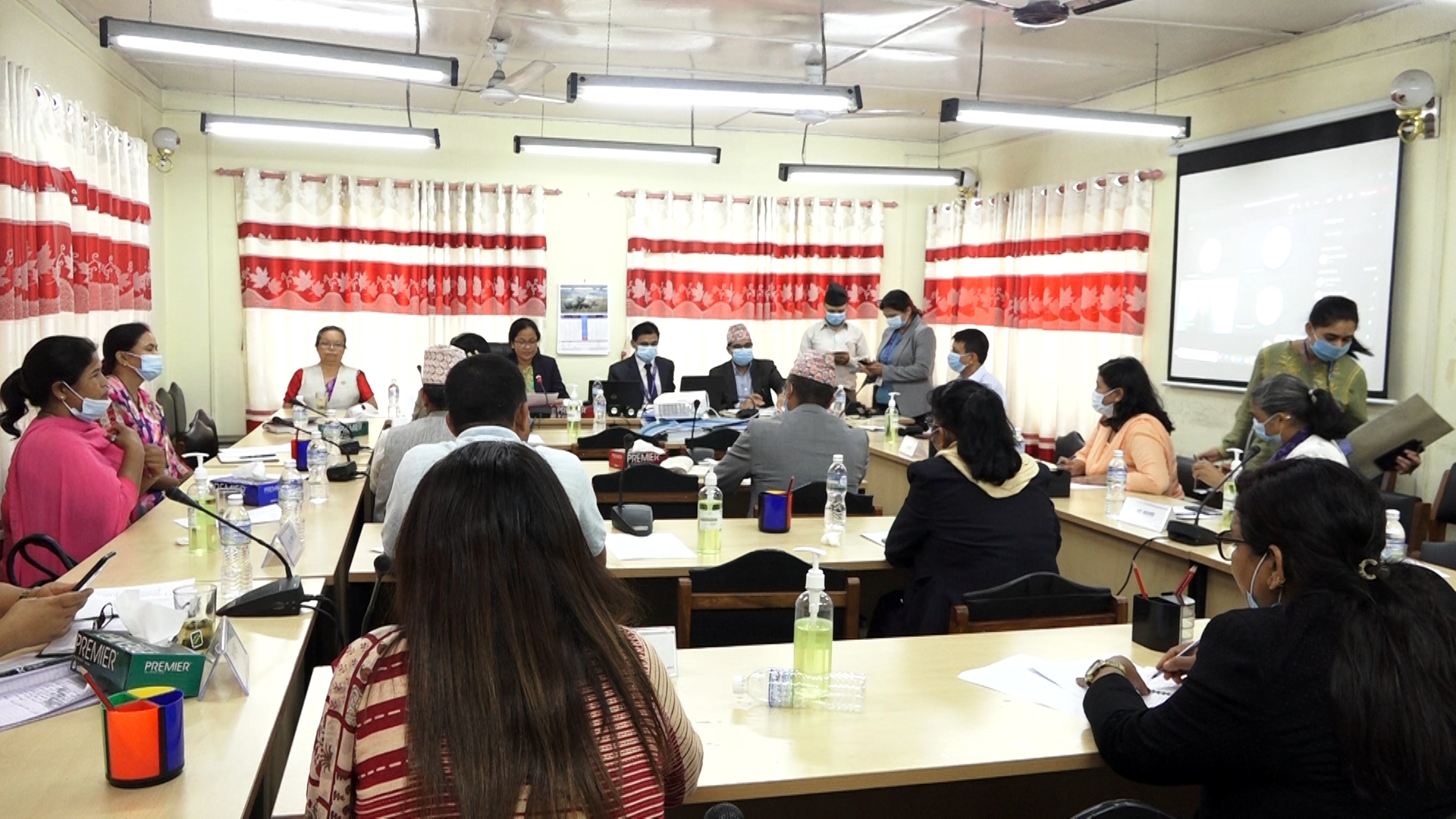 कोरोनाका विषयमा विज्ञको धारणा रोक्नुपर्ने सांसदको माग