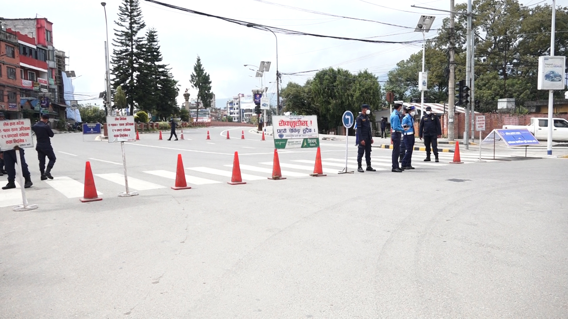 कर्फ्यु आदेशपछि ललितपुर क्षेत्र सुनसान (फाेटाे फिचर)