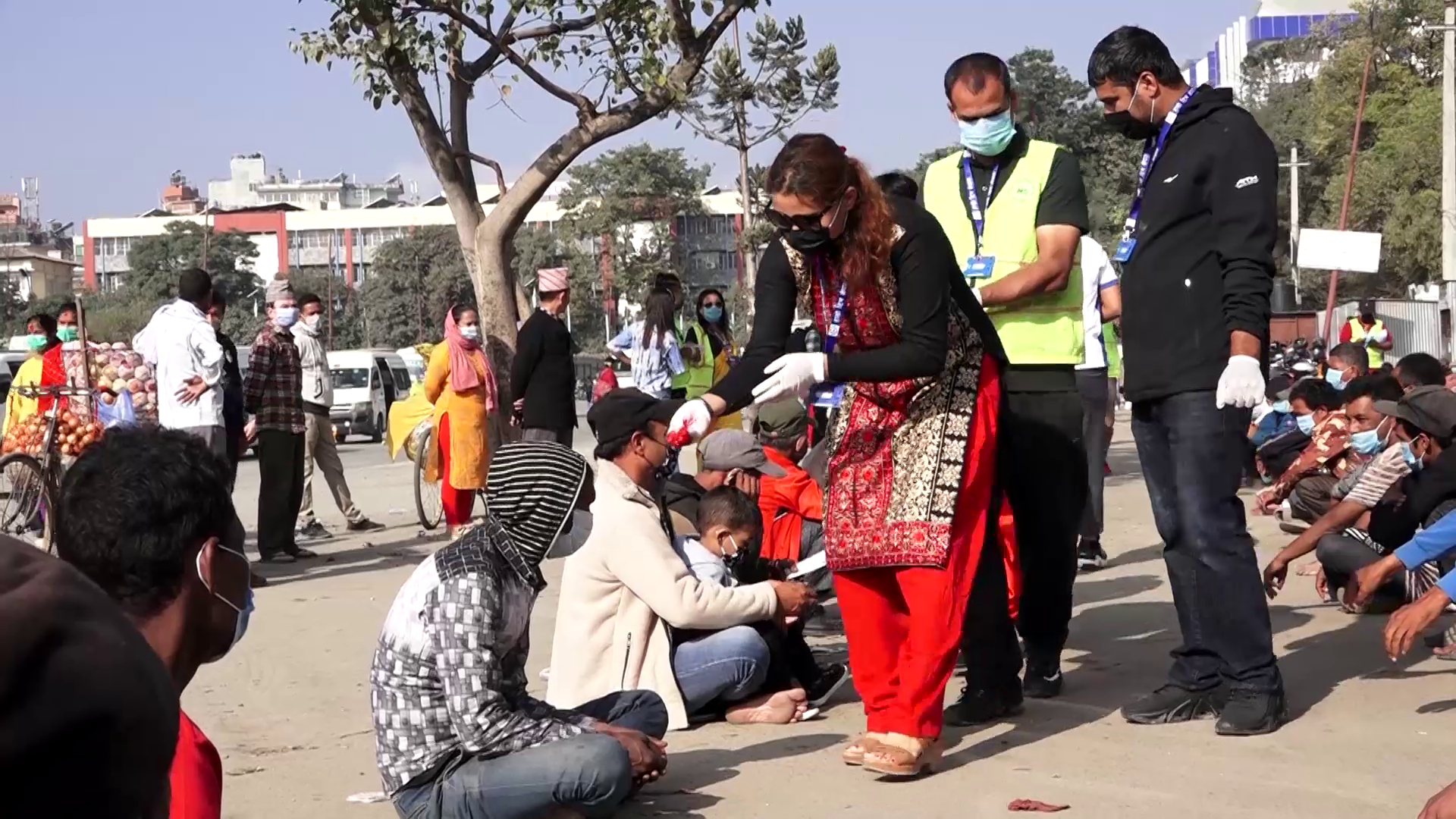 सर्वसाधारणलाई खुलामञ्चमा दशैंको टीका