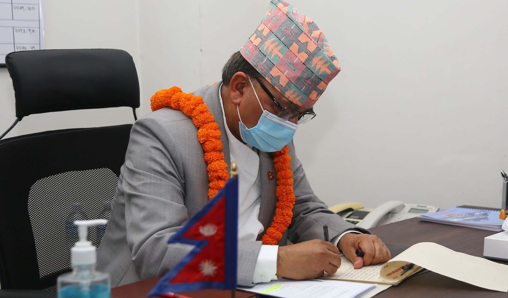 उपप्रधानमन्त्री पोखरेलद्वारा मन्त्रिपरिषद्को कार्यालयमा पदभार ग्रहण