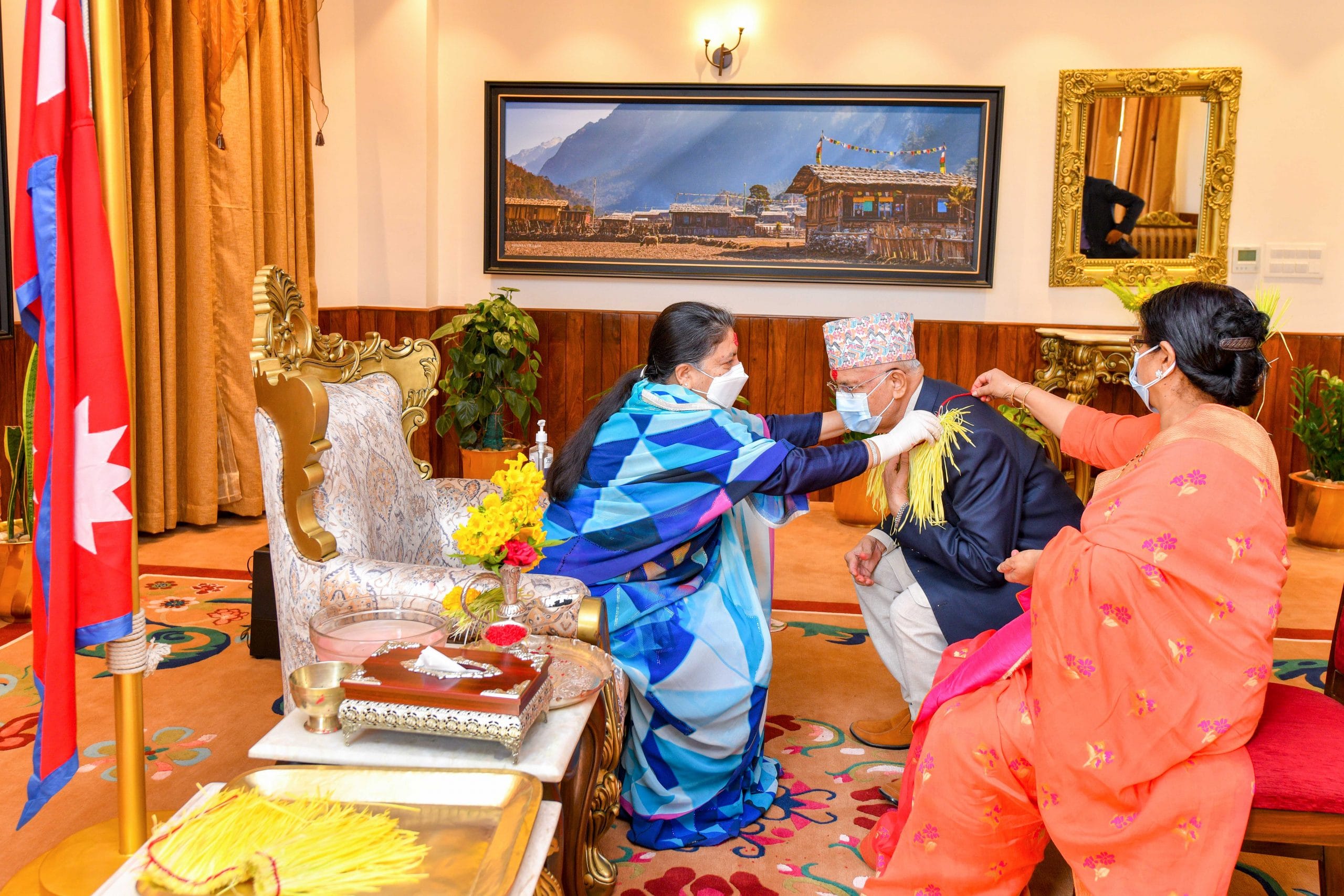 प्रधानमन्त्रीले लगाए राष्ट्रपतिको हातबाट दसैँको टीका