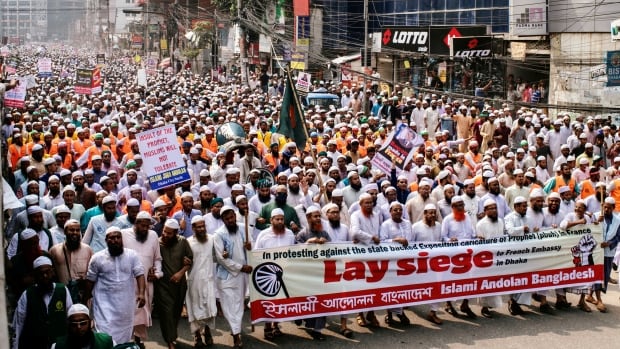 फ्रान्सेली सामान बहिष्कारको माग गर्दै बङ्गलादेशमा हजाराैँकाे प्रदर्शन