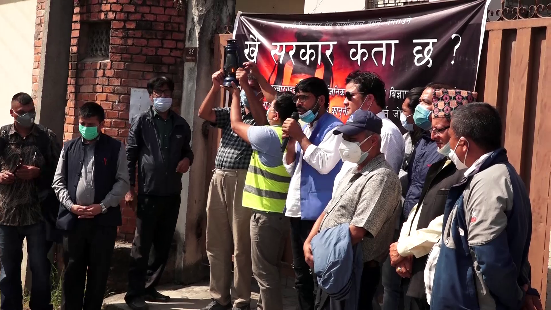 सूचना विभाग अगाडि पत्रकारले किन बाले दिउँसै लालटिन ?