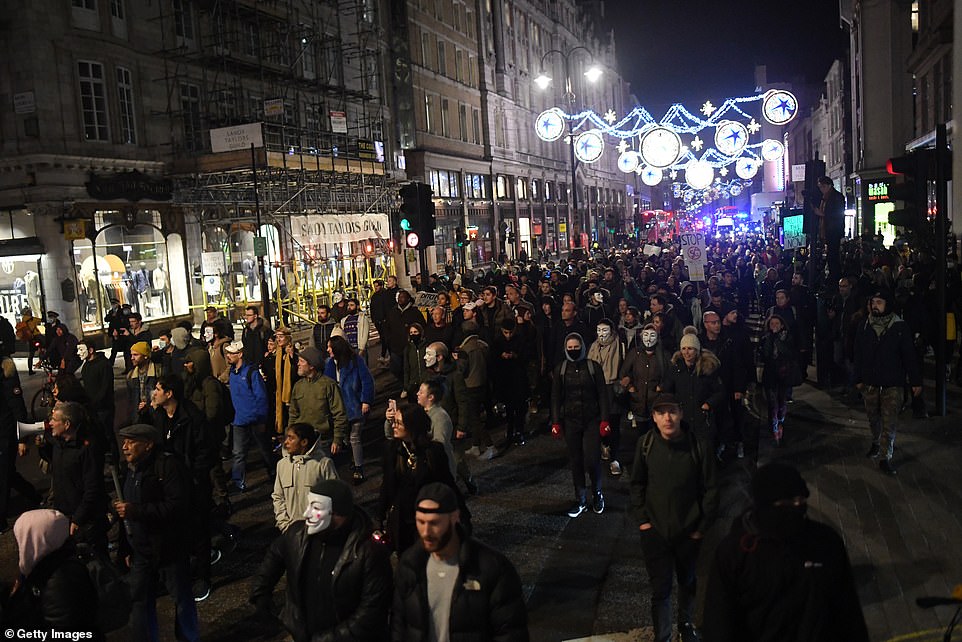 लन्डनमा लकडाउनविरुद्ध प्रदर्शन, १०४ जना पक्राउ