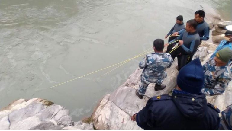 बिरामीसहितको भ्यान त्रिशूलीमा खस्दा तीन जना बेपत्ता