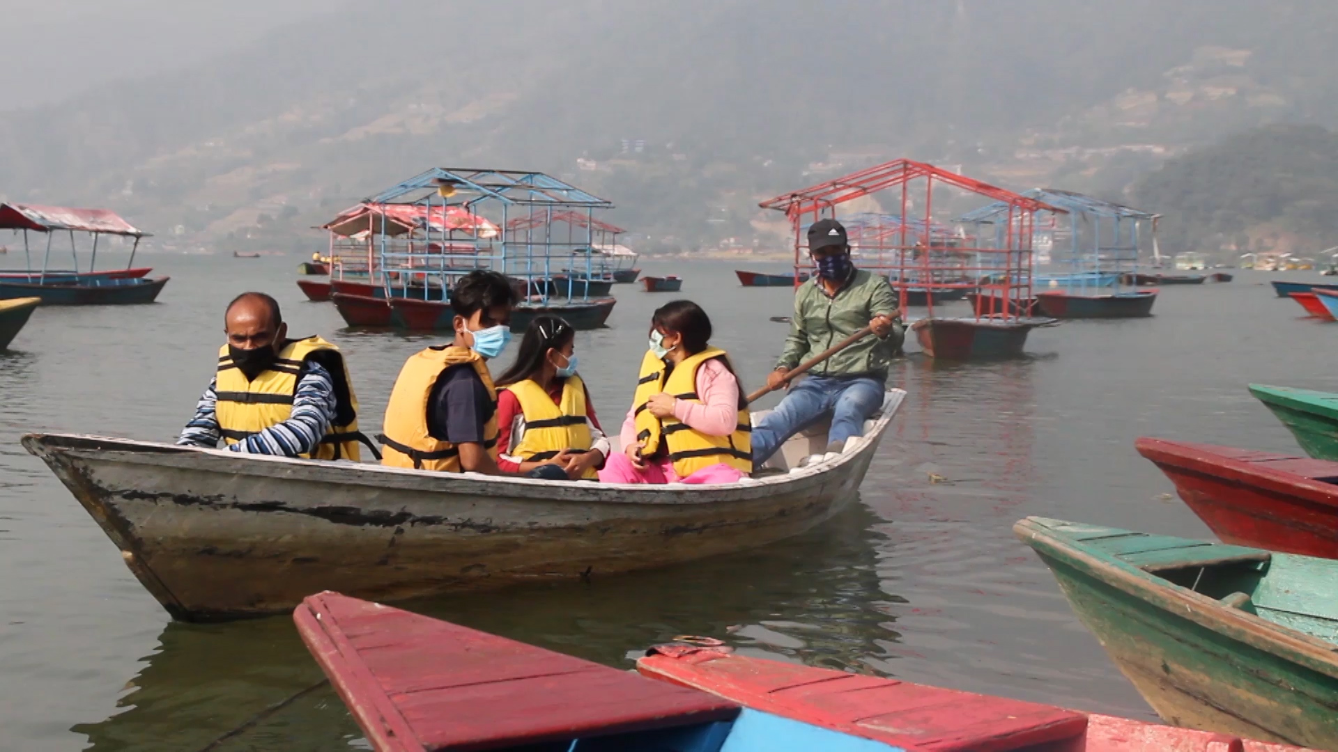 फेवा तालमा पर्यटकको चहलपहल, रित्ता डुंगा भरिए