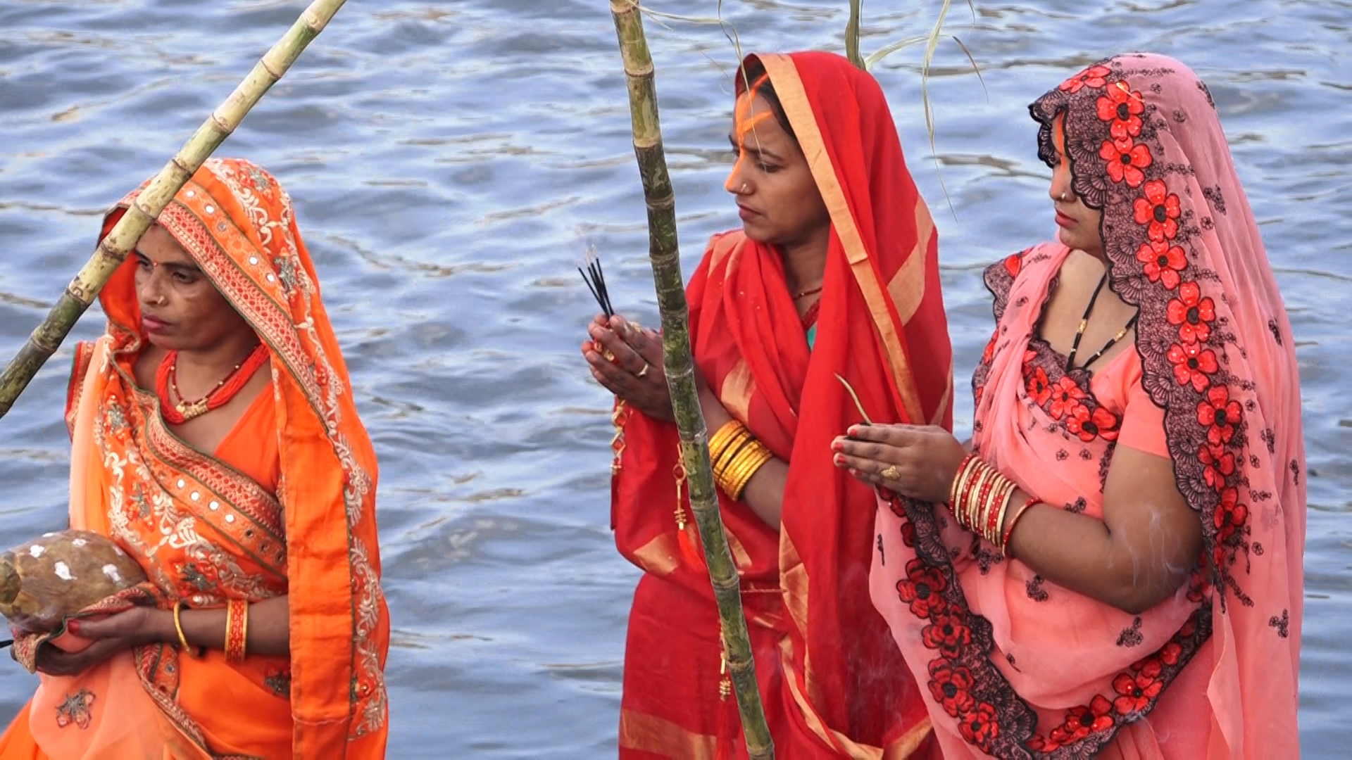 छठको मुख्य दिन, अस्ताउँदो सूर्यलाई अघ्र्य दिइयो (फोटो फिचर)