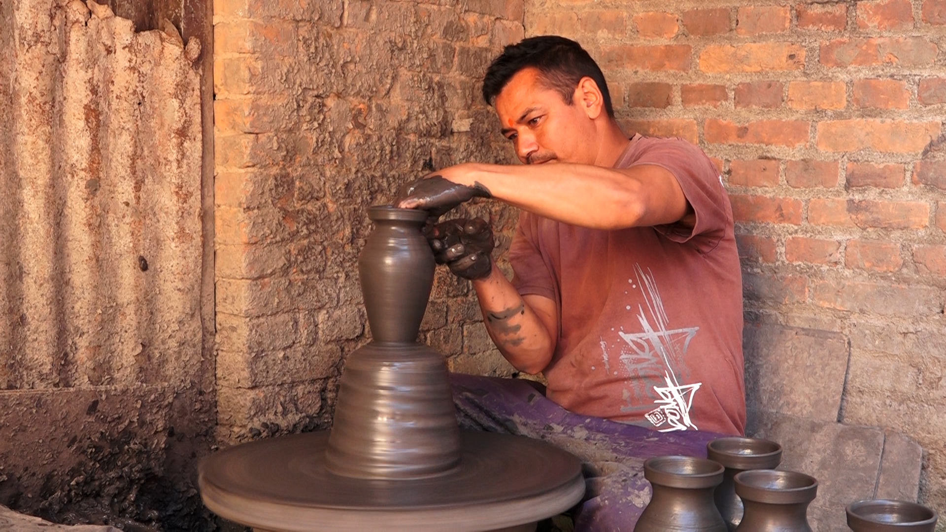 माटोको अभाव र युवाको विकर्षणले लोपोन्मुख बन्दै माटोका भाडा