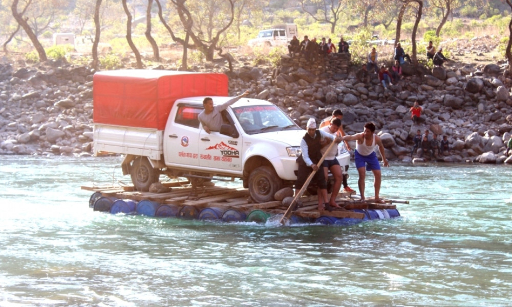 ड्रमको सहारामा कर्णाली नदीमा जीप तारेर पालिका पुर्याइयो