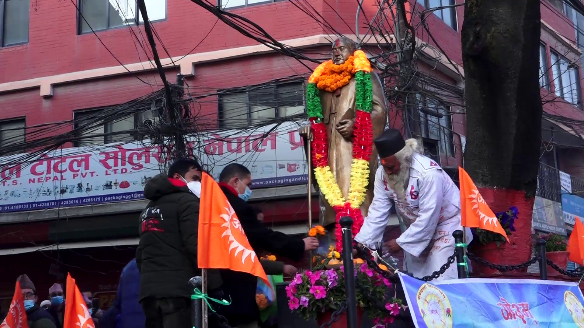 शुक्रराज शास्त्रीको शालिकमा माल्यापर्ण गर्दै सहिद सप्ताह सुरु
