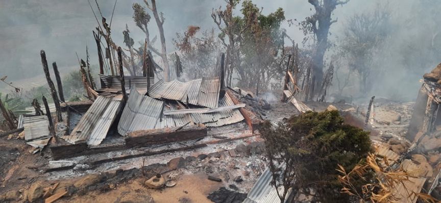 वनमा लागेको डढेलो गाउँमा पसेपछि भोजपुरमा चार घर जलेर नष्ट