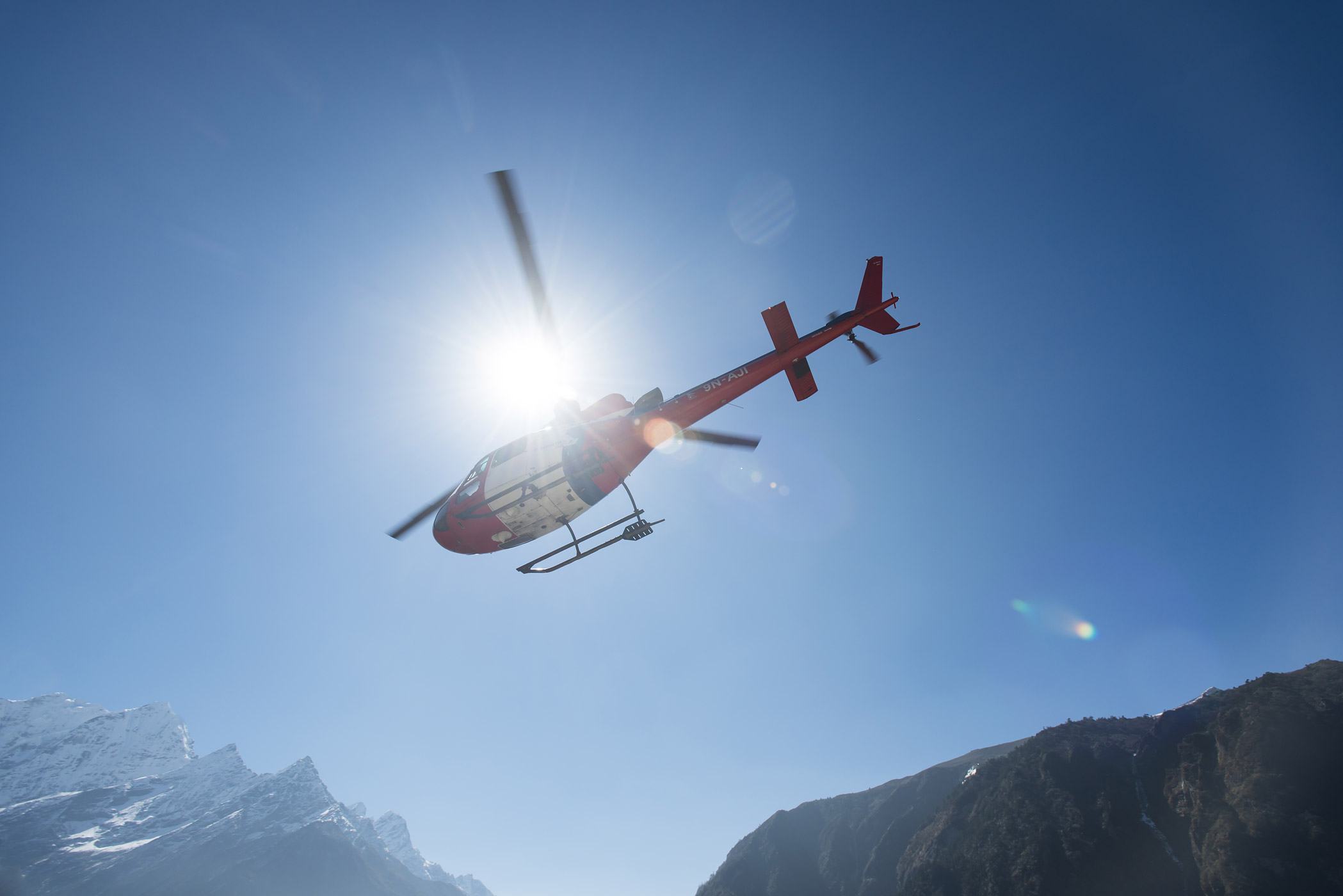 उपल्लो डोल्पामा हेलिकोप्टरबाट औषधि ढुवानी