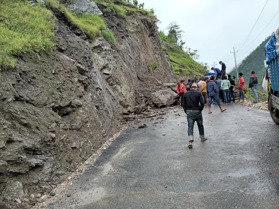 पहिरोले बन्द बैतडीको महाकाली राजमार्ग खुल्यो, १२ ठाउँका सडक अझै बन्द