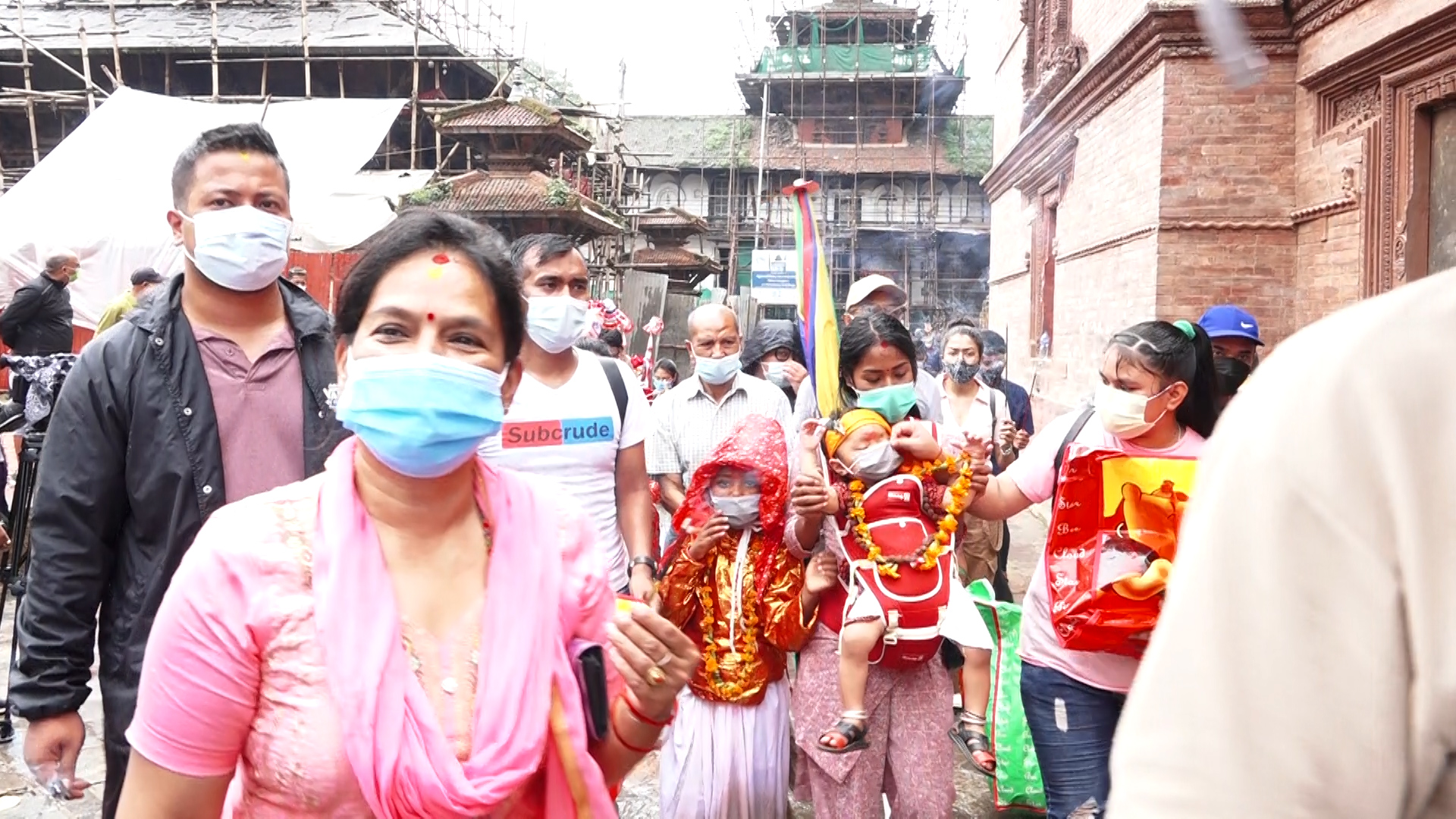 महामारीकै बीच मनाइँदै गाइजात्रा (फाेटाे फिचरसहित)