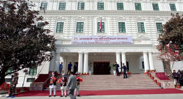 मन्त्री नहुँदा कर्मचारीलाई सास्ती, फाइल बोकेर प्रधानमन्त्री कार्यालय पुग्छन्