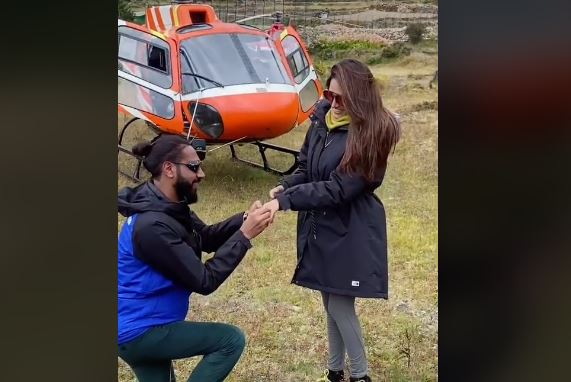 हेलिकप्टरमार्फत खुम्बू पुगेर गायिका इन्दिरा जोशीले गरिन् ‘इङ्गेजमेन्ट’