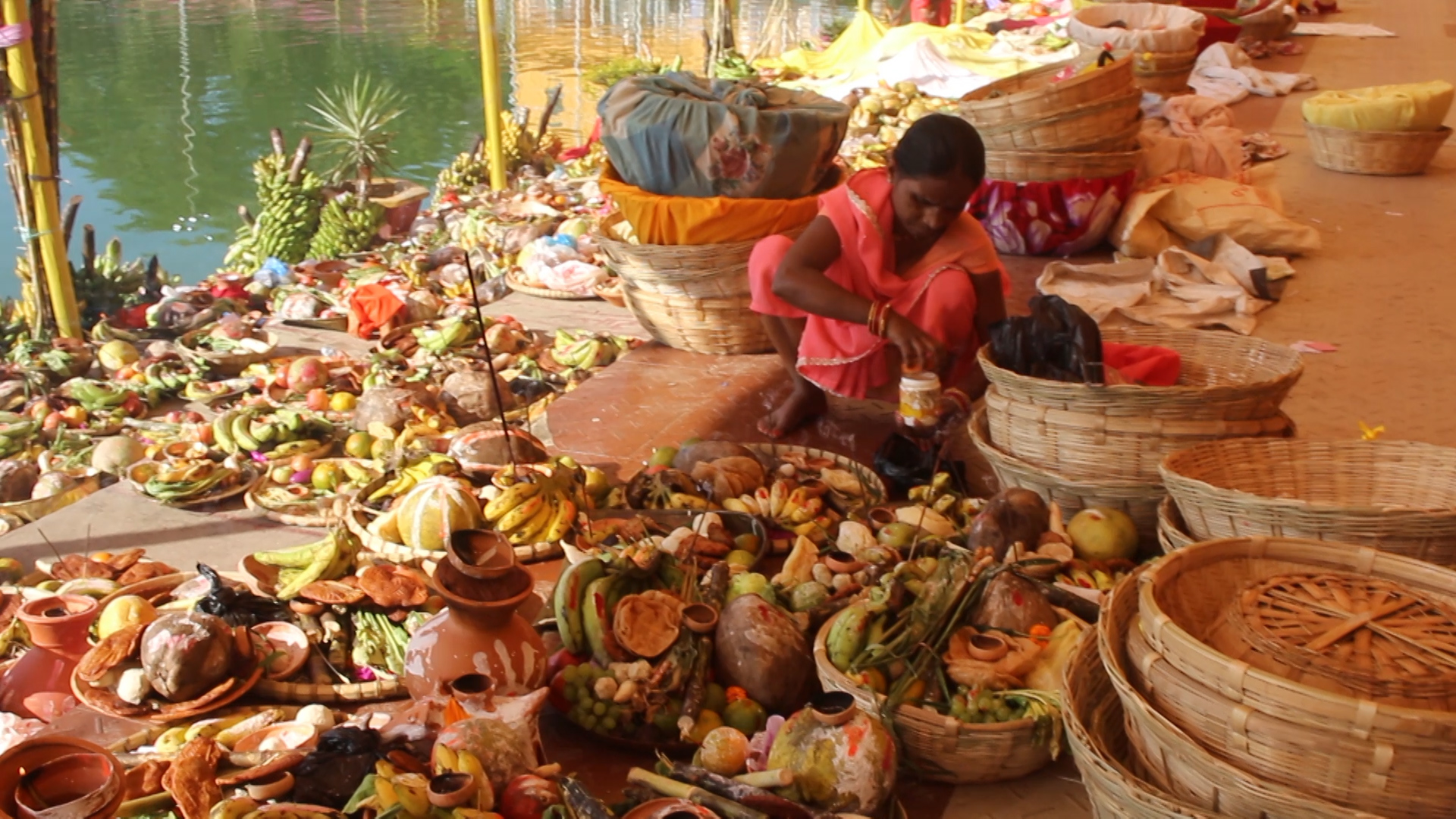 मिथिला क्षेत्रमा छठपर्वको रौनक (फाेटाे फिचर)