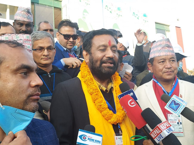 विमलेन्द्र निधीले दिए सभापतिमा उम्मेदवारी