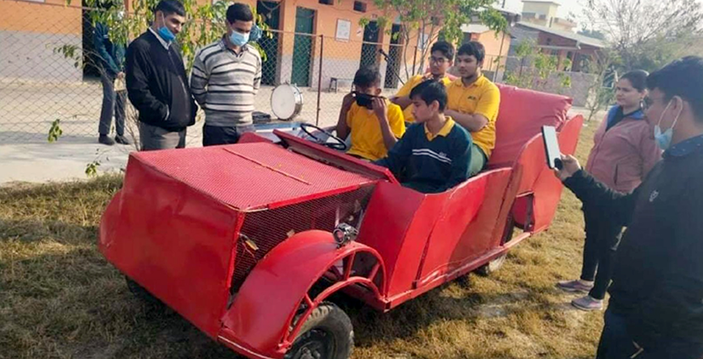 साढे १ लाख रूपैयाँमा १० कक्षाका विद्यार्थीले बनाए विद्युतीय कार