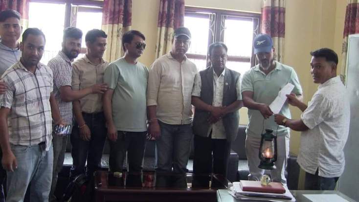 दाङमा कांग्रेसद्वारा विद्युत् कार्यालयलाई लालटिन उपहार