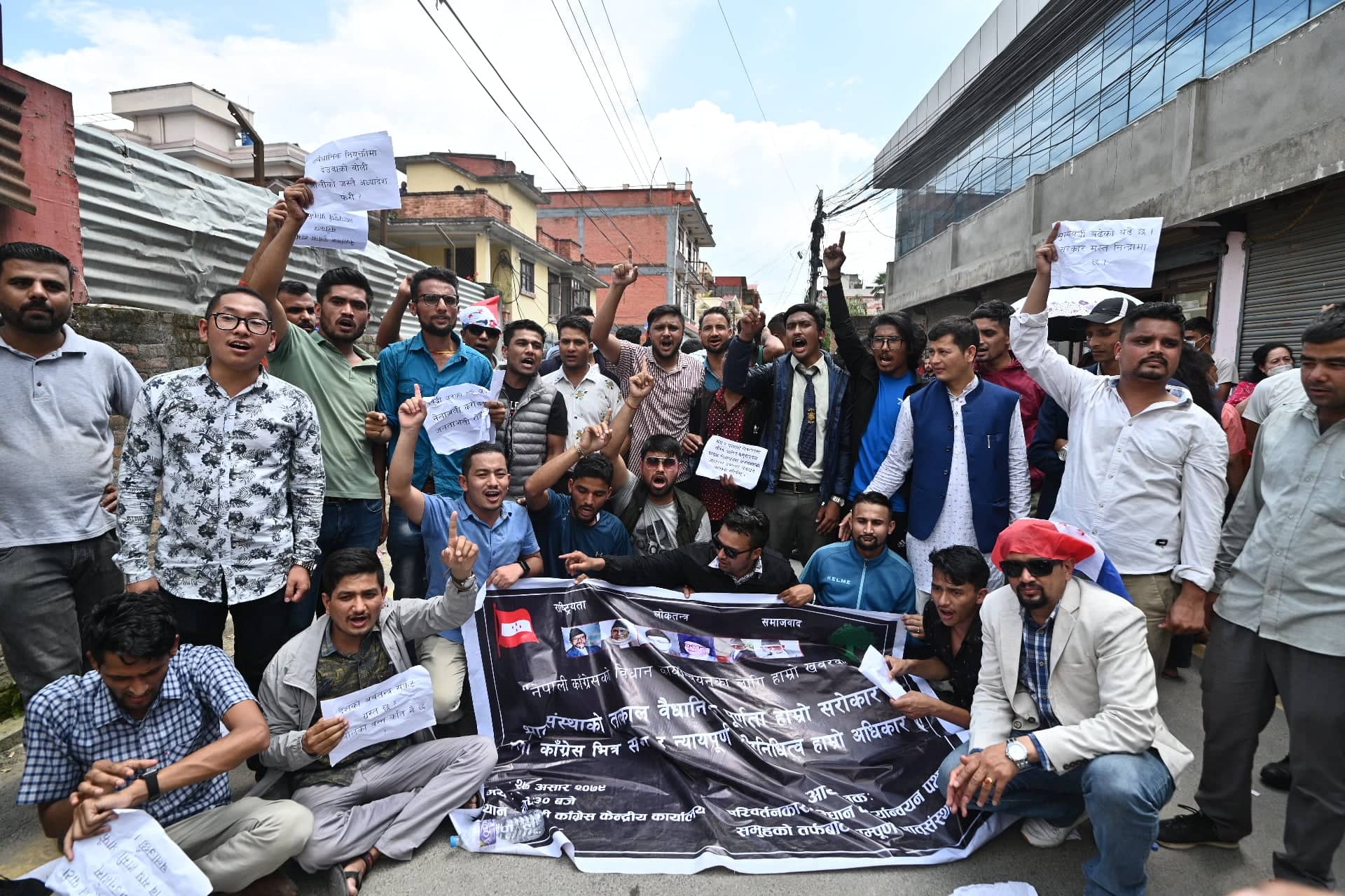 प्रधानमन्त्री देउवा पार्टी कार्यालय सानेपा प्रवेश गर्दा बाहिरै नाराबाजी