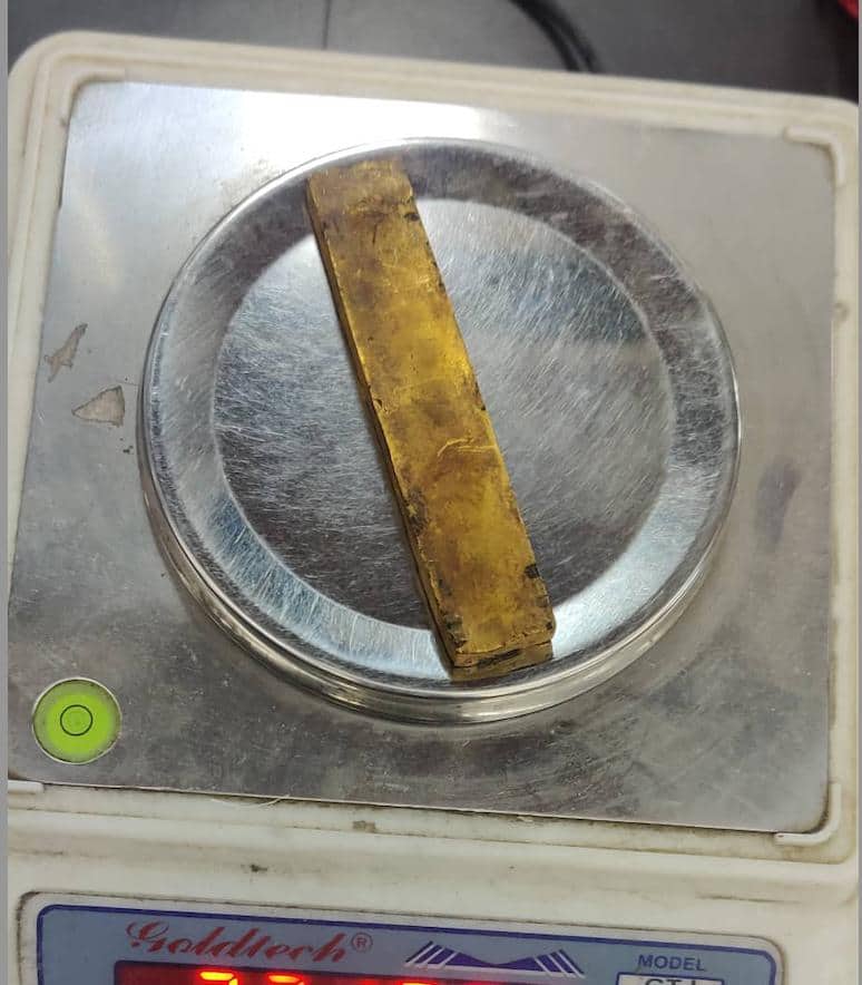 विमानस्थलबाट सुटकेश उचाल्न प्रयोग हुने ह्यान्डलमा टासेर ल्याएको २३७.४ ग्राम सुन बरामद