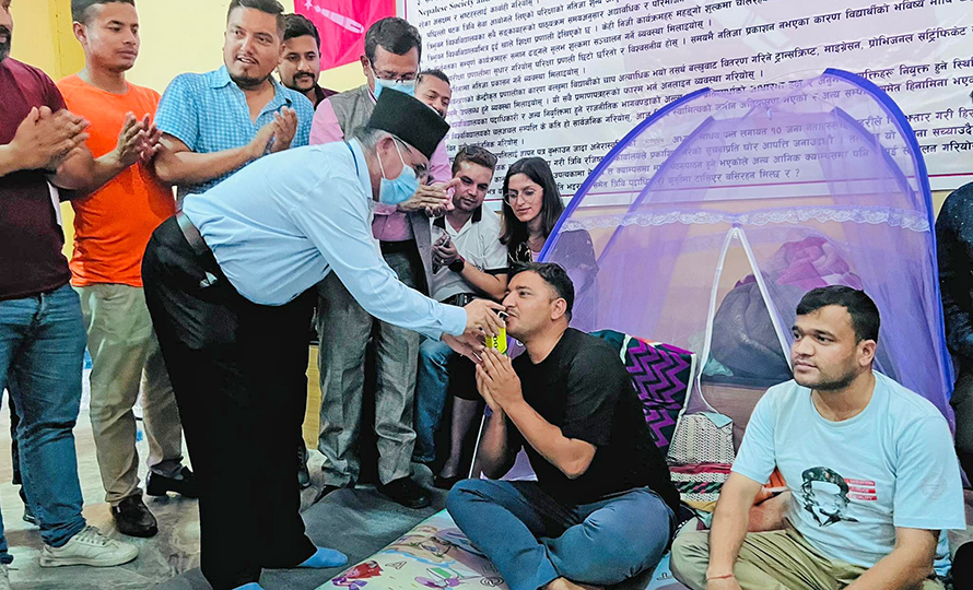 ११ बुँदे सहमतिपछि सातौं दिनमा त्रिविमा अनेरास्ववियूको आमरण अनशन अन्त्य