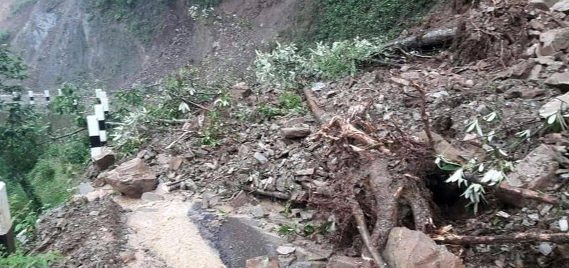 सुर्खेतमा सुख्खा पहिरोले हिँडिरहेकी एक महिलाको आधा शरीर पुरियो