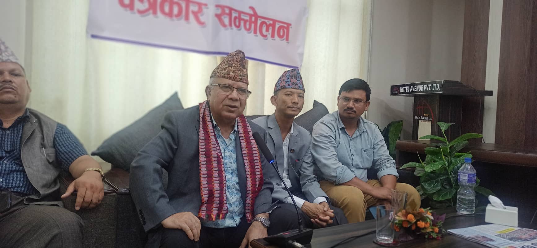 आफू पदका लागि हिरिक हिरिक हुने मान्छे नभएको माधव नेपालको स्पष्टोक्ती