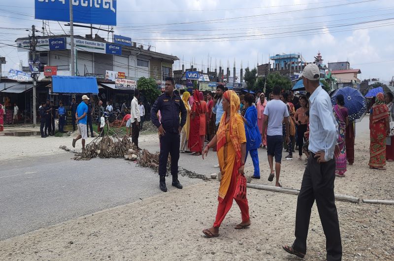 ट्रकको ठक्करबाट बालिकाको ज्यान गएपछि क्षतिपूर्ति र ट्रक चालकलाई कारबाहीको माग गर्दै आफन्त ले गरे पूर्व–पश्चिम