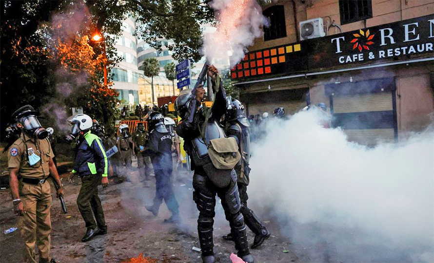 श्रीलंकामा राष्ट्रपतिको सरकारी निवास भित्रै प्रदर्शन