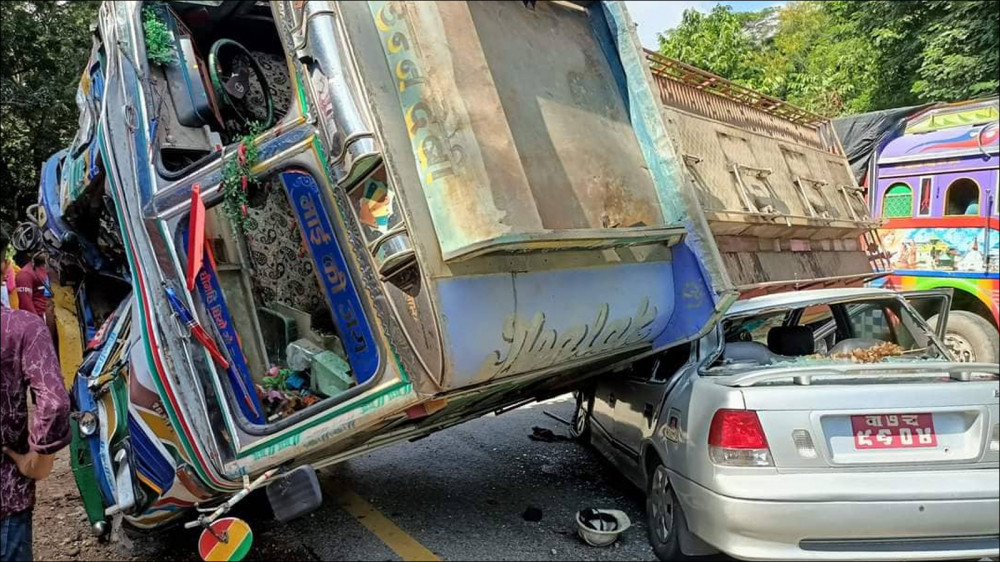 पाँच गाडीहरु एकै पटक आपसमा ठोक्किए