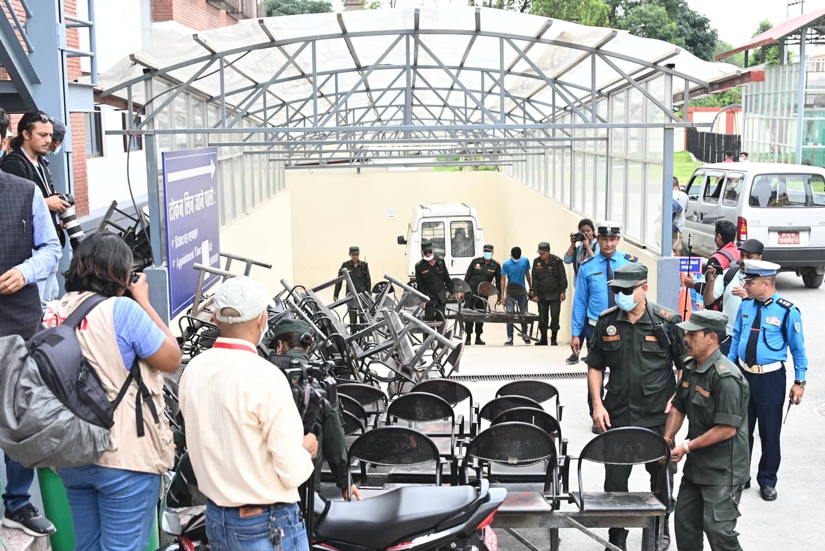 पार्किङस्थलमा राखिएका कुर्सी महानगरले हटाइदिएपछि राहदानी विभागद्धारा सूचना जारी