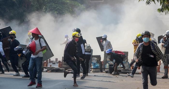 फेरी ६ महिना थपियो म्यमनमारको संकटकाल