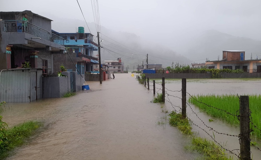 लगातारको ठूलो वर्षाका कारण पोखेरामा कतै पहिरो, कतै डुबान
