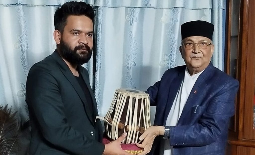 बालेन लाई आफूले नफुट्ने मेटलको तबला उपहार दिएको ओलीको भनाई