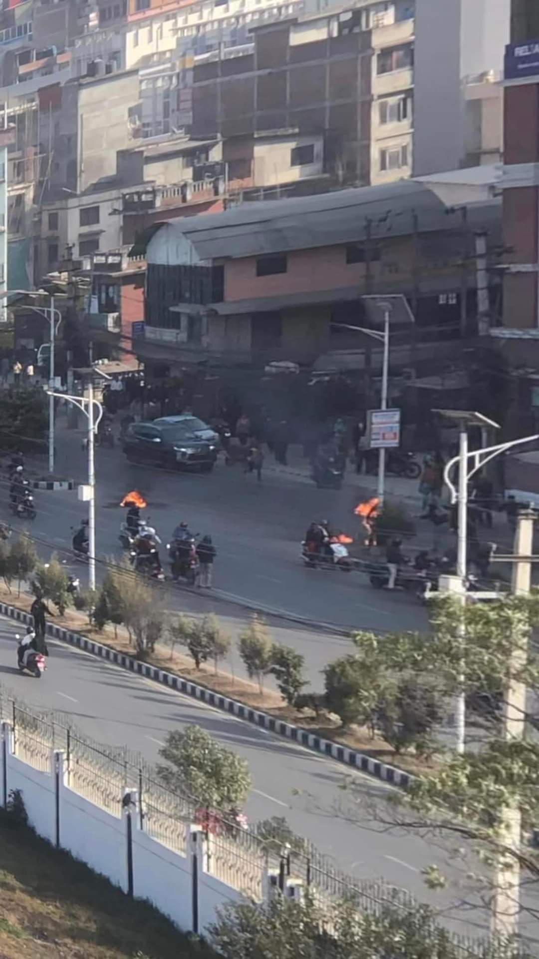 संसद भवनअघि एक ब्यक्तिले गरे आत्मदाहको प्रयास, पहिचान खुल्न बाँकी