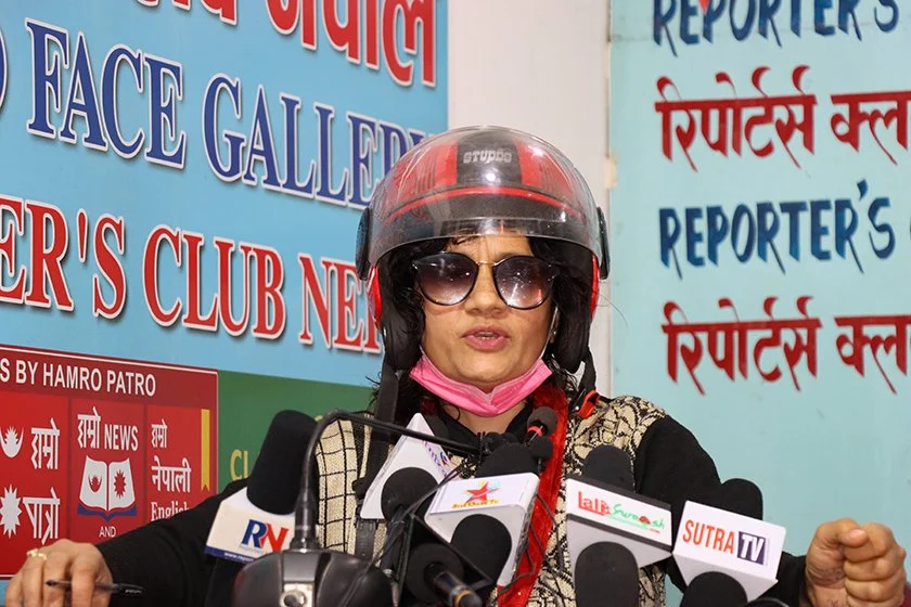 सामाजिक अभियन्ता तारा बरालको हेलमेट पत्रकार सम्मेलन