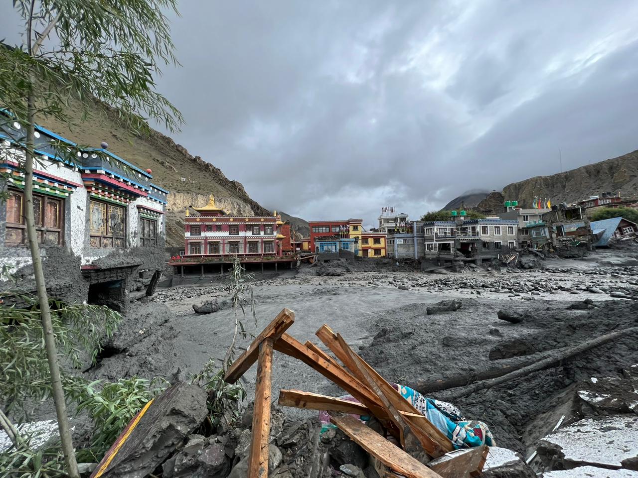 मुस्ताङमा पुलसहित १० घर बगे/कोशी र गण्डक ब्यारेजको सबै ढोका खोलियो