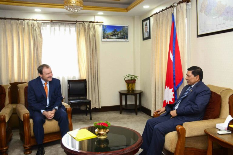 गृहमन्त्री नारायणकाजी श्रेष्ठ बेलायती राजदूत रोब फेन बीच भेटवार्ता