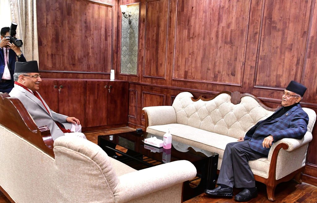 प्रधानमन्त्री भेट्न सिंहदरबार पुगे ओली, के भयो कुरा ?