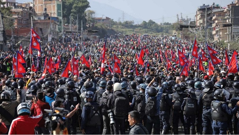 दुर्गा प्रसाईंको आन्दोलनमा अश्रुग्यास र पानीको फोहरा