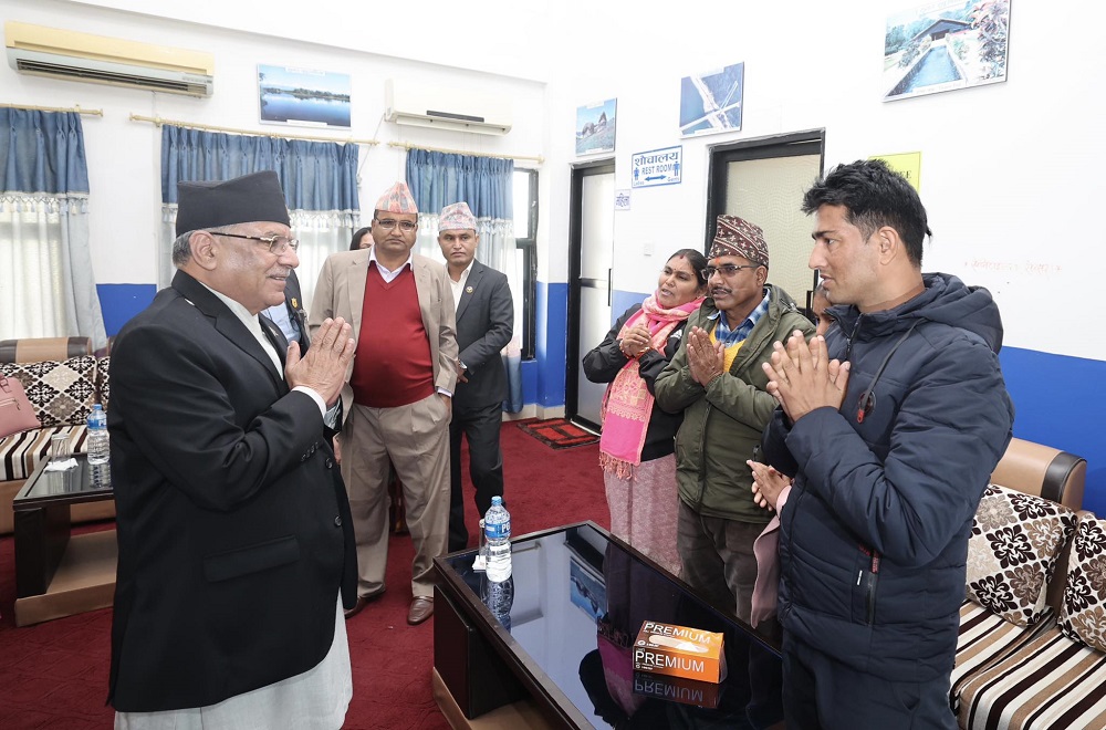 प्रधानमन्त्रीले विपिनका आमाबाबुलाई भेटे