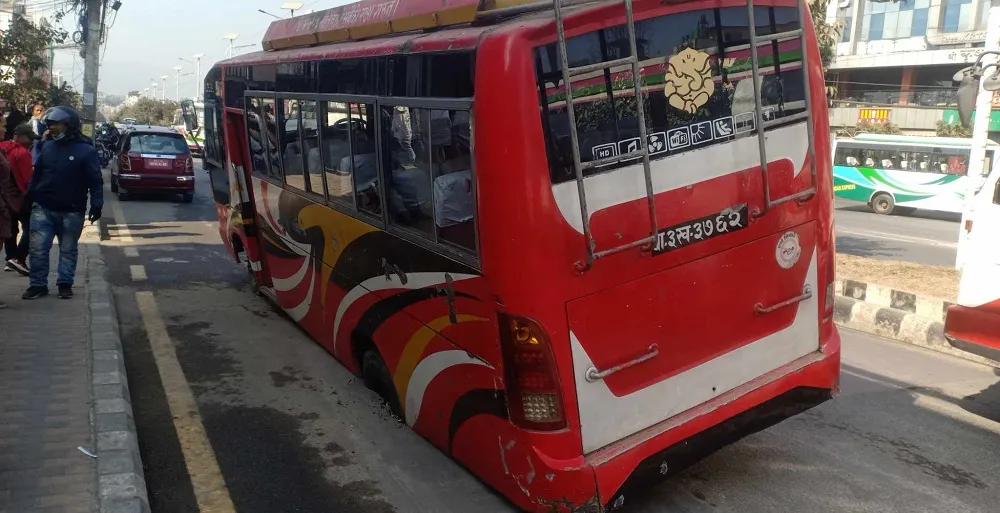 बानेश्वरमा गुड्दा गुड्दै बस भासियो