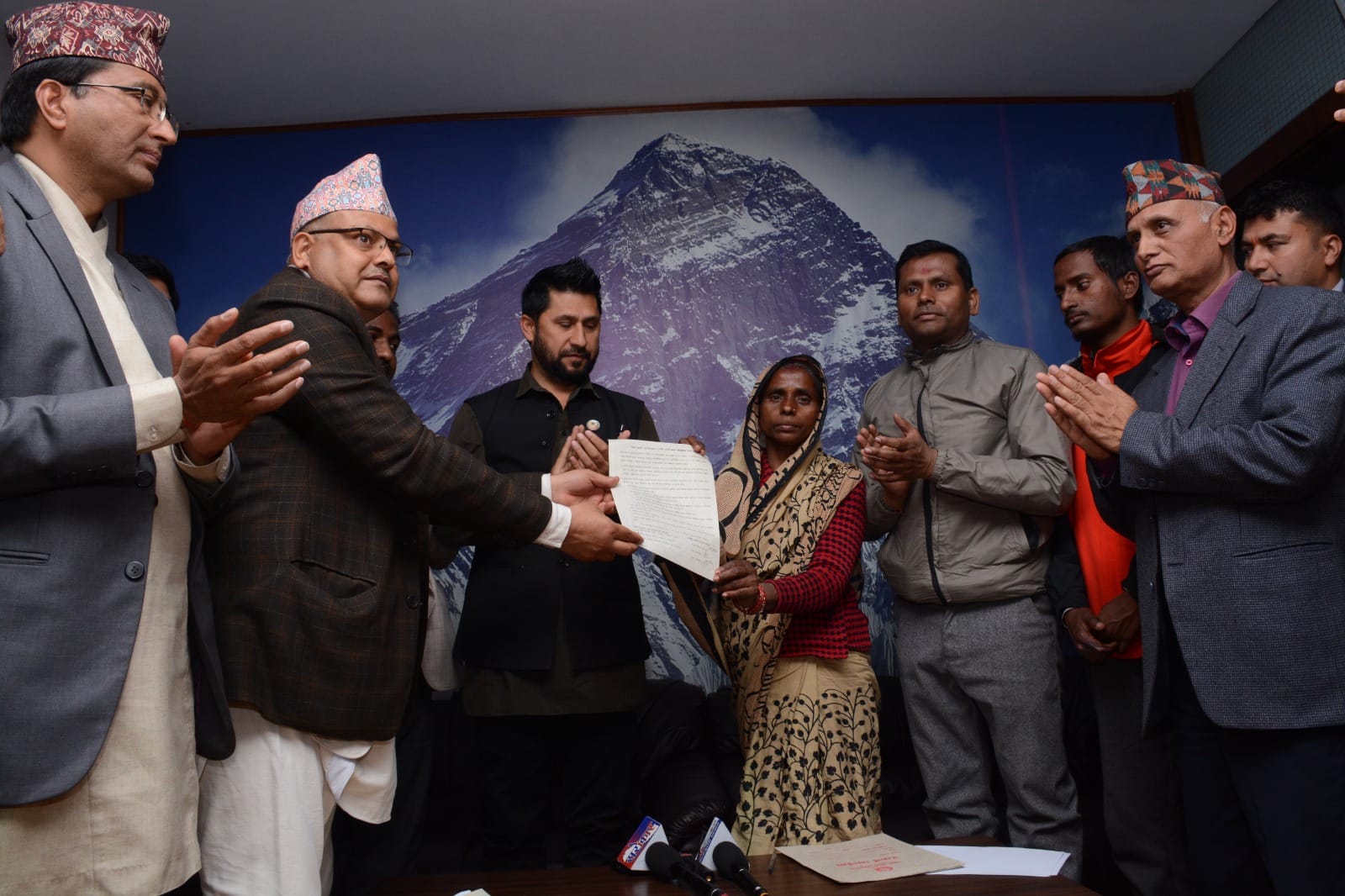 लघुवित्त पीडितसँग ६ बुँदे सहमति, के ऋण मिनाह हुन्छ ?