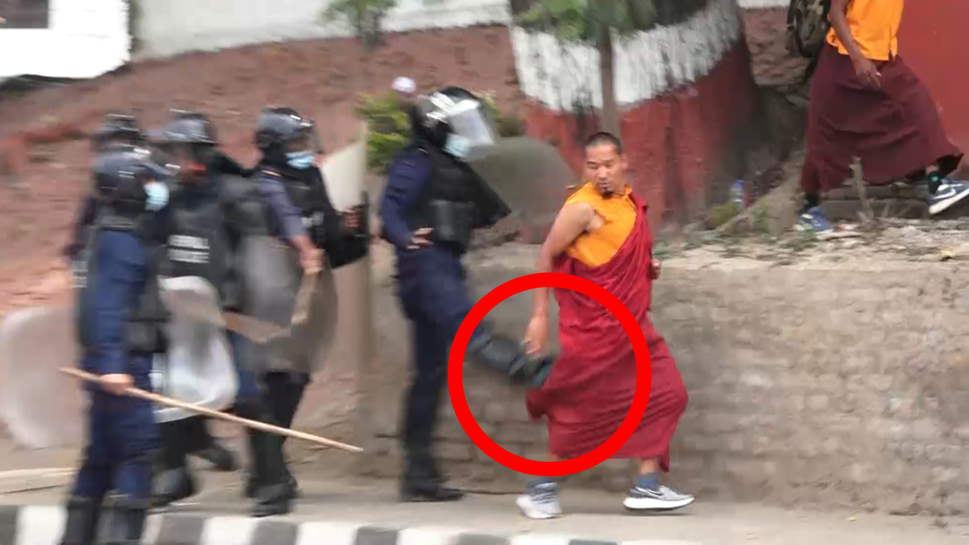 भिक्षुमाथि प्रहरीको लात्ता