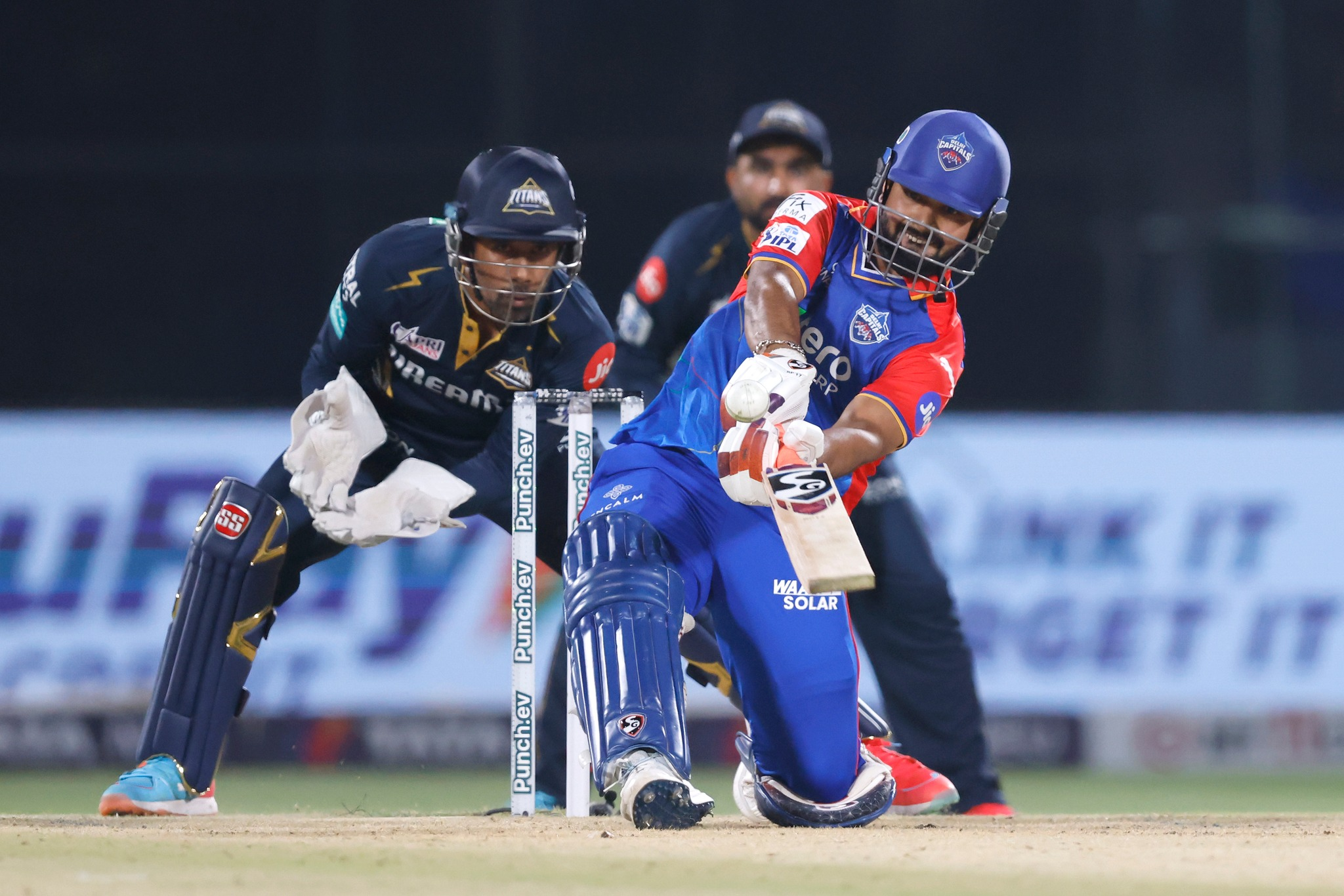 दिल्लीले गुजरातलाई घरमै स्तब्ध बनायो , ऋषभको विश्व कीर्तिमान