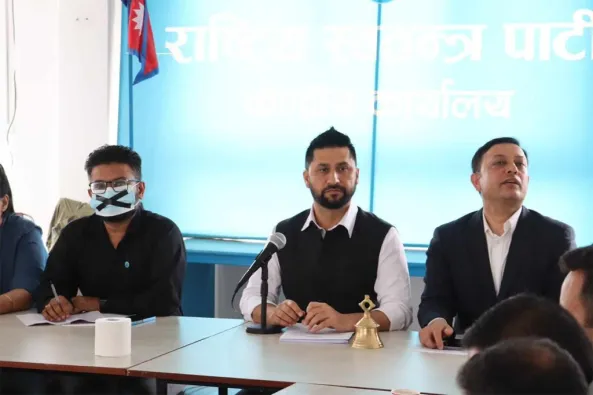 रविलाई मुकुल ढकालको झापड ! रास्वपामा भुईंचालो