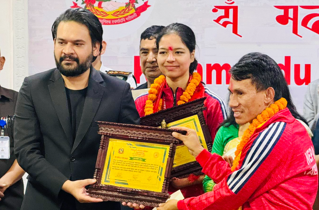 पलेशालाई सम्मान र पुरस्कार थाप्न भ्याइनभ्याइ !