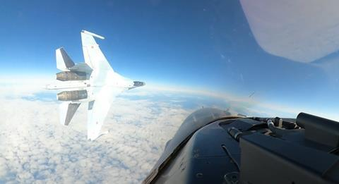 सुखोई–३५ र एफ–१६ झन्डै आकाशै ठोक्किए